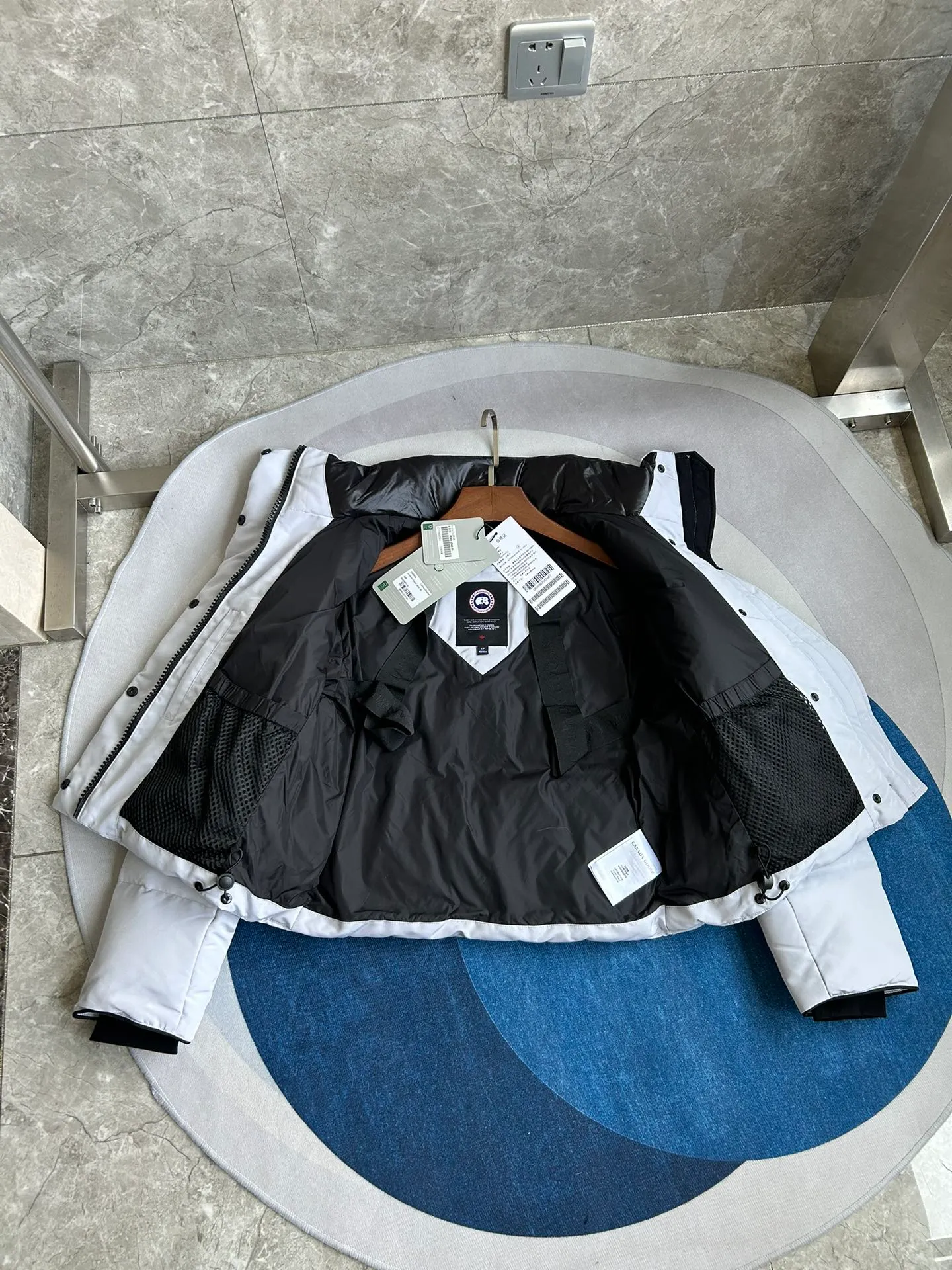 P880 E2266WB Grandview black label short jacket down jacket. Constructed from Arctic Tech recycled fabric®, it features a cinchable hem for sleek styling and storage. Color: White Star White. Size: XS S M L XL.